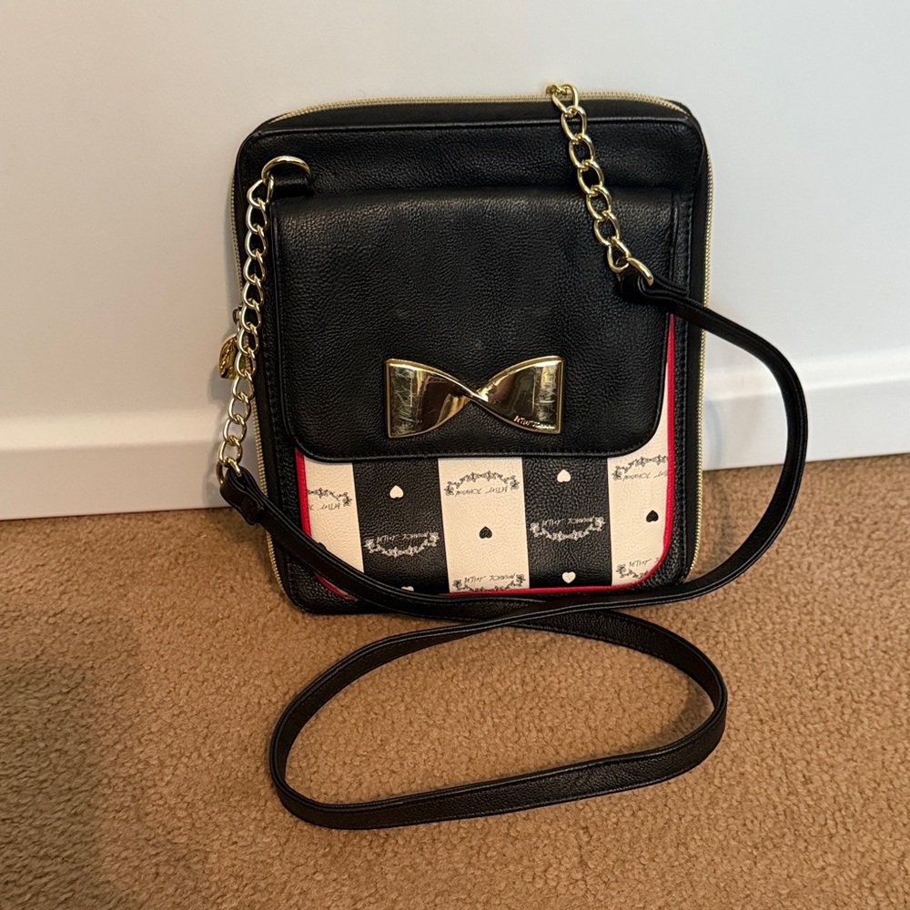 Betsey Johnson Black White Pink Gold Bow Chain Crossbody Bag Purse Zip Around
